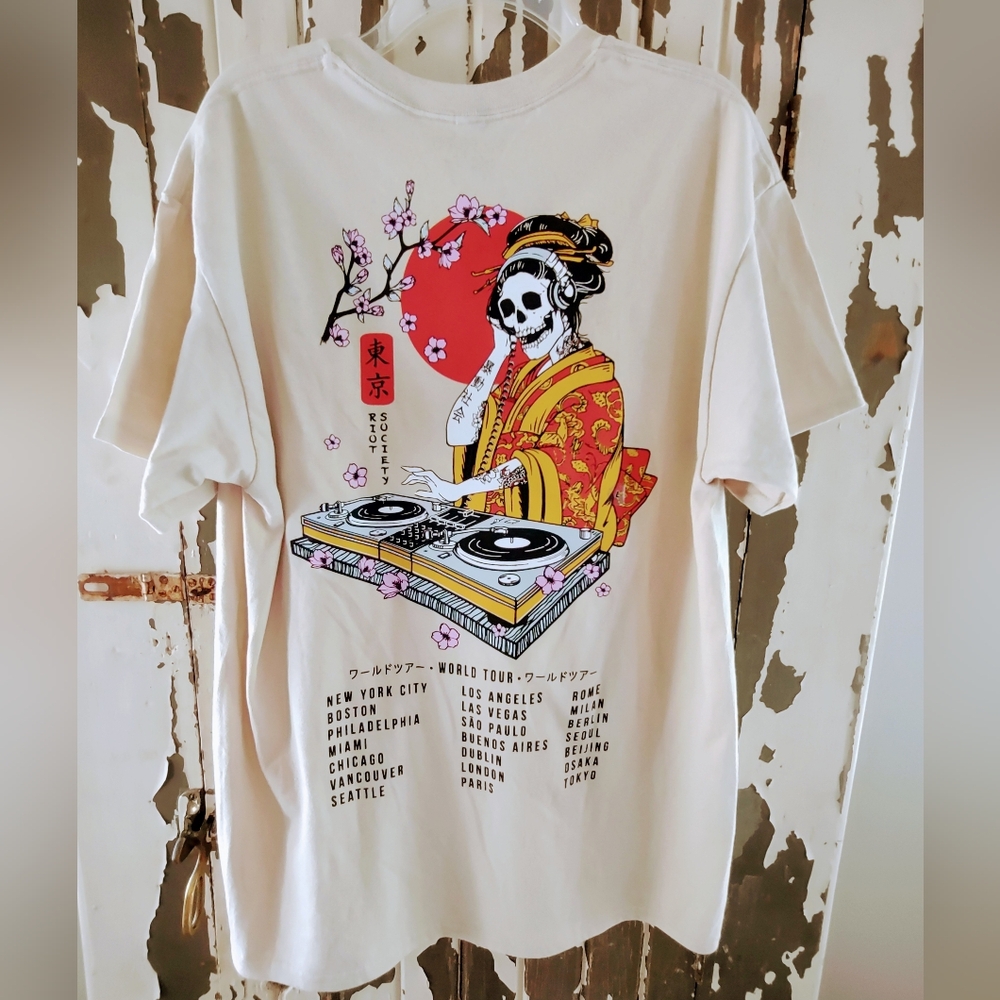 RIOT SOCIETY LARGE TEE NWOT